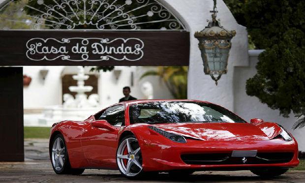 Uma Ferrari, uma Lamborguini e um Porsche, encontrados na Casa da Dinda, residência particular em Brasília, do ex-presidente da República e atual senador Fernando Collor / Foto: Reuters