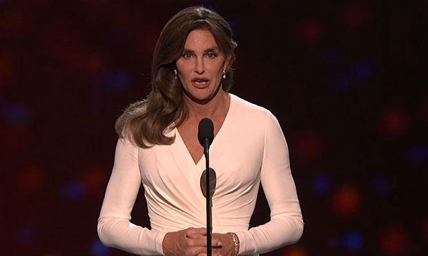 Ex-atleta Caitlyn Jenner recebe prêmio por assumir que é trans