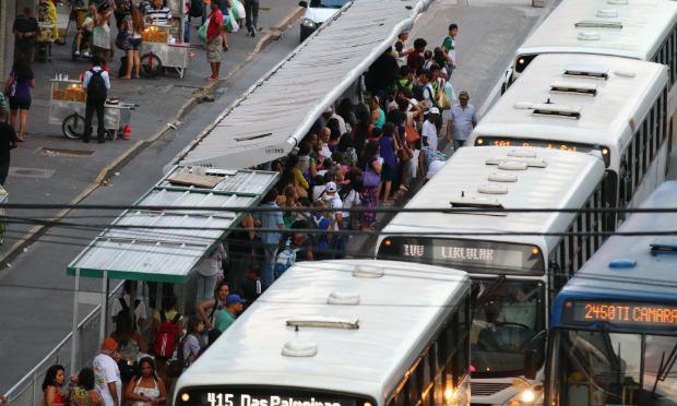 Passageiros enfrentam dificuldades na Avenida Conde da Boa Vista, um dos principais corredores da capital / Foto: Sérgio Bernardo/JC Imagem