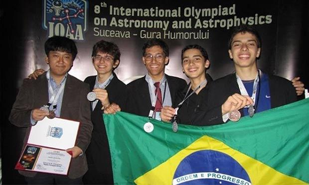 Os cinco estudantes brasileiros que participaram da 8ª Olimpíada Internacional de Astronomia e Astrofísica (IOAA, na sigla em inglês), na Romênia, ganharam medalha de prata, uma conquista inédita para o País / Foto: divulgação