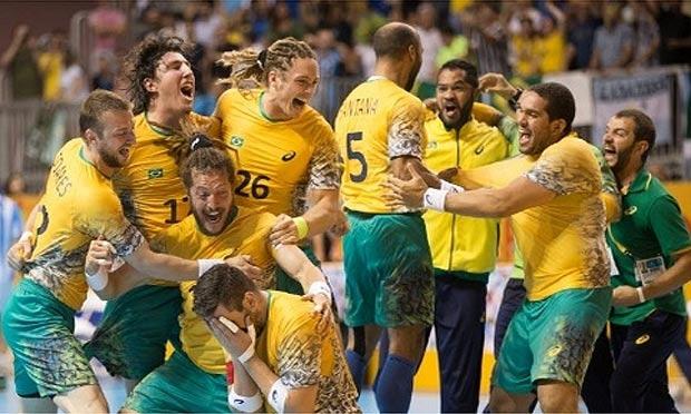 Brasileiros comemoram medalha de ouro no handebol masculino contra a Argentina / Foto: Folhapress