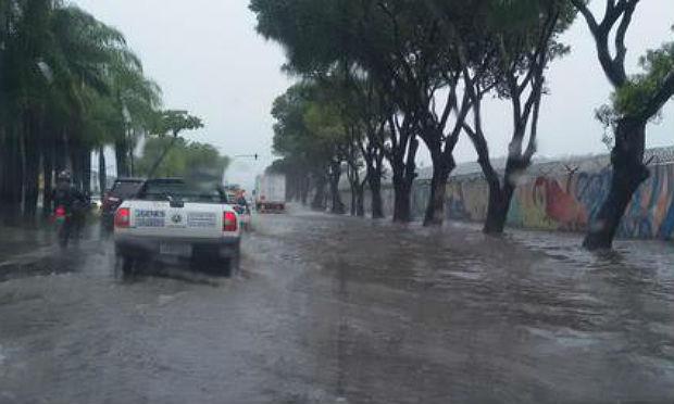 Avenida Mascarenhas de Moraes e Estrada da Batalha estão alagadas / Foto: @NINHOOLINDA/Twitter