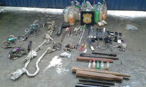 No PFDB, de onde dois presos fugiram no sábado (25), foram encontradas armas brancas e artesanais, cachaça, drogas, entre outros / Foto: Seres/Divulgação