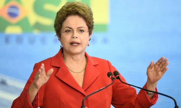 Dilma vai vetar a regra de correção do salário mínimo a todos os beneficiários da Previdência Social e não deve apresentar uma proposta alternativa em relação ao texto aprovado pelo Congresso / Foto: AFP