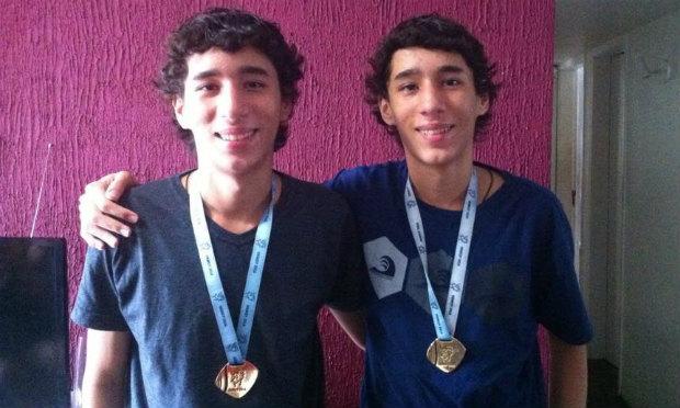 Craques com números, gêmeos pernambucanos colecionam mais de 30 medalhas em olimpíadas do conhecimento