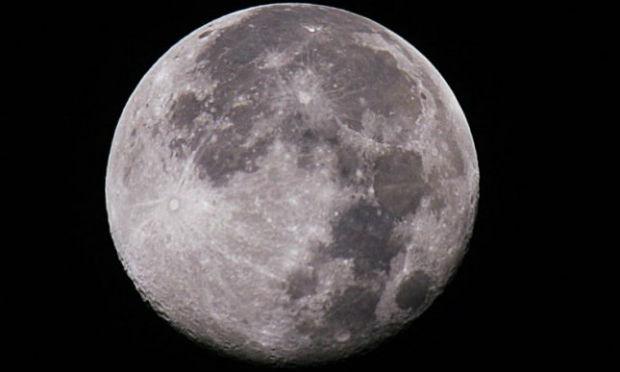 Cada ciclo lunar dura aproximadamente 28 dias e quando ocorre uma lua cheia no início do mês é provável que haja uma segunda no final / Foto: AFP