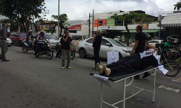 Servidores usam manequim para fazer crítica ao governador Paulo Câmara / Foto: @jc_pe/Twitter
