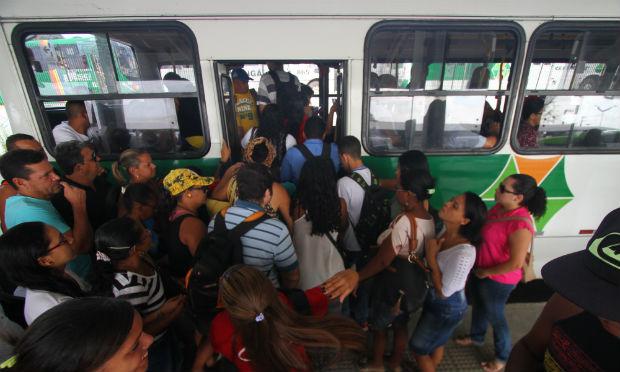 Mesmo em horários de menor movimento, passageiros se empurram para subir nos ônibus / Foto: Diego Nigro/JC Imagem