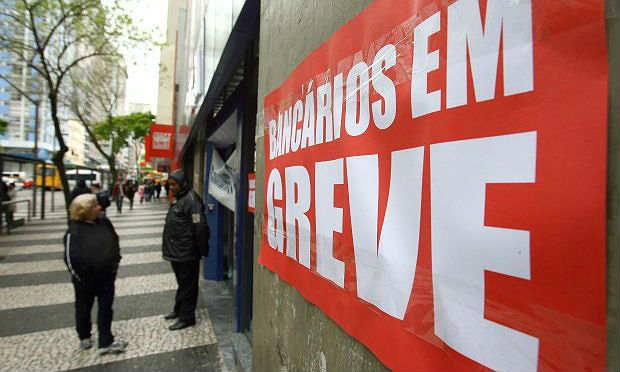 A categoria rejeitou a proposta de 5,5% e do abono salarial de R$ 2,5 mil ofertada pela Febraban / Foto: Arquivo/Agência Brasil