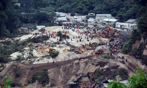 O deslizamento é de alto risco por estar próxima a um morro e a um rio / Foto: AFP