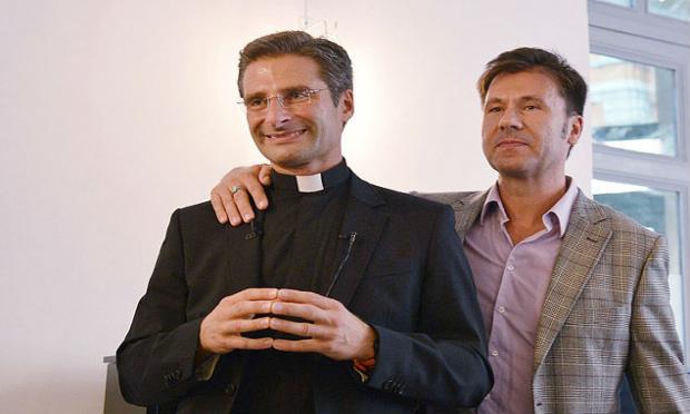 Padre Krysztof Olaf Charamsa, nascido em Gdynia (Polônia) há 43 anos revelou ser gay a dois jornais, e admitiu ter um companheiro / Foto: AFP