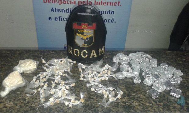 Drogas foram encontradas na mochila da criança / Foto: Divulgação/Polícia Militar