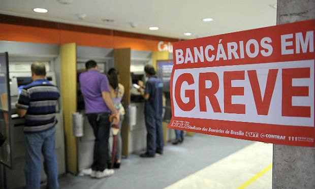 Categoria reivindica reajuste de 16% e bancos oferecem 5,5% mais abono de R$ 2,5 mil  / Foto: Arquivo/ Agência Brasil