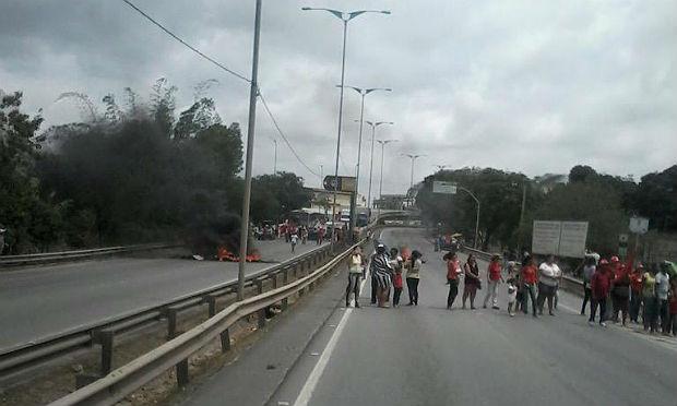 A via foi bloqueada por volta das 10h / Foto: Luciano Galvão / Twitter