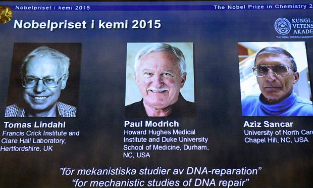 Sueco Tomas Lindahl, americano Paul Modrich e turco-americano Aziz Sancar fizeram pesquisas sobre o papel das células na reparação de um DNA / Foto: AFP