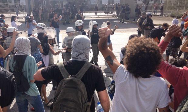 Fora da reitoria, universitários gritaram palavras de ordem / Foto: Diego Nigro/JCImagem