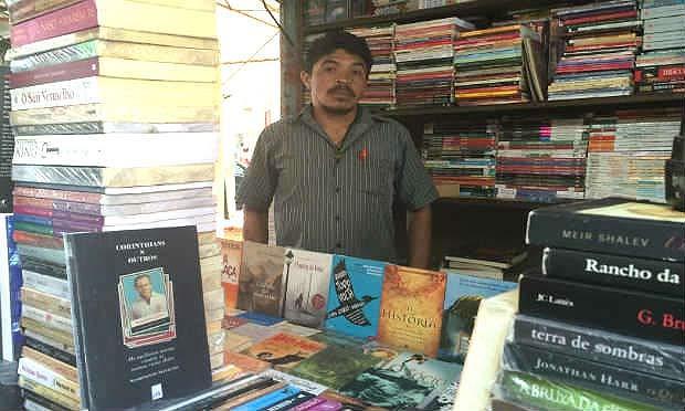 Sandoval comercializa livros há mais de 20 anos no sebo da Dantas Barreto, Centro do Recife / Foto:Rafael Paranhos/ NE10