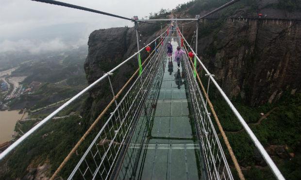 Ponte de vidro atrai turistas de todo o mundo na China / Foto: AFP
