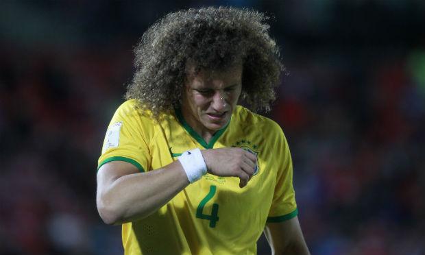 No primeiro tempo do jogo contra o Chile, nessa quinta (8), David Luiz foi substituído após sentir dores no joelho esquerdo / Foto: AFP