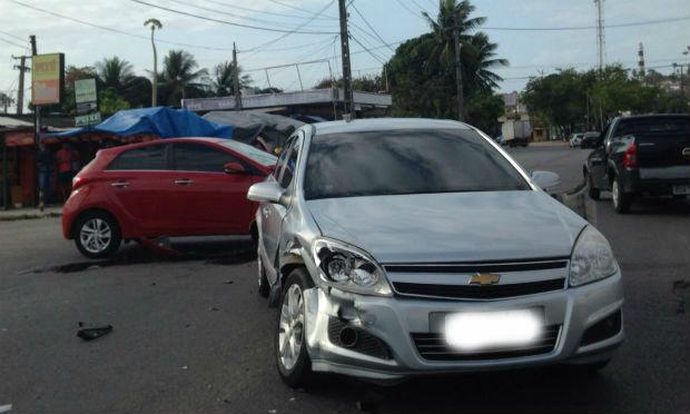 Colisão entre dois carros complicou o trânsito na Avenida Getúlio Vargas, em Olinda / Foto: Julliana de Melo/NE10