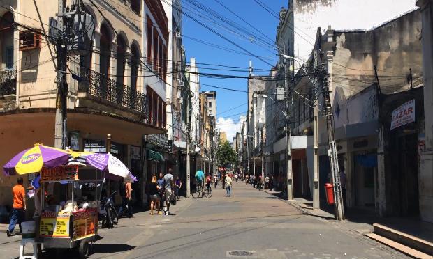 Rua da Imperatriz é um dos principais pontos de comércio popular no Centro do Recife / Foto: Júlio Cirne/JC Trânsito