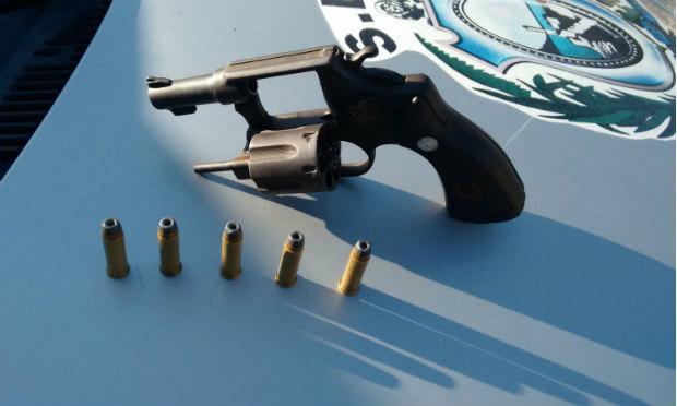 Foi apreendido um revólver calibre 38 com cinco munições / Foto: Polícia Militar/ Divulgação