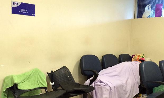 Sala de espera vira dormitório de acompanhantes que seguem no HR aguardando novidades / Foto: Marília Banholzer/NE10