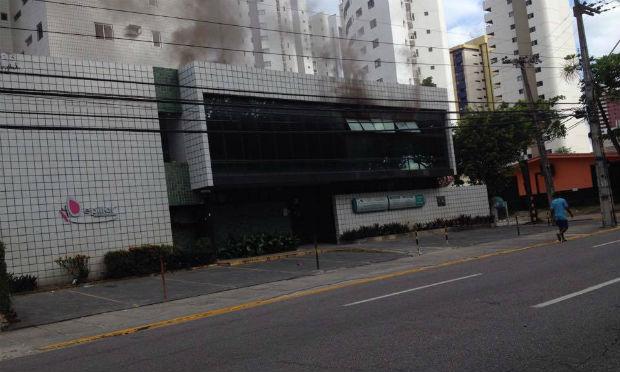 Foi possível ver fumaça preta saindo pelas janelas da clínica / Foto: Danilo Galindo/cortesia