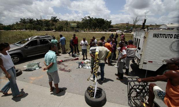 Carro estava com sete ocupantes no momento do acidente / Foto: Guga Matos/JC Imagem