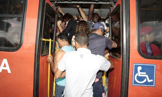 Passageiros discordam do PL alegando que a porta do meio facilita embarque e desembarque em ônibus lotados / Foto: Edmar Melo/JC Imagem