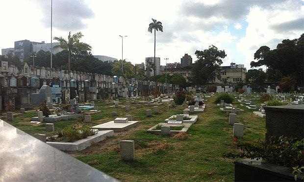 Cemitério de Santo Amaro deve receber cerca de 50 mil visitantes / Foto: Ingrid Cordeio/Especial para NE10