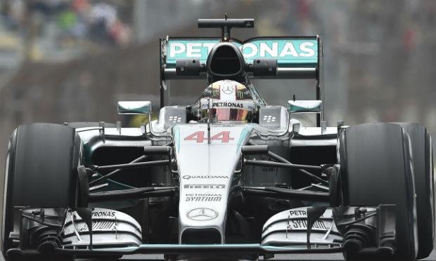 Hamilton supera problemas e lidera 3º treino livre em Interlagos