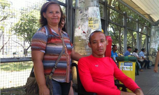 Jackson Ramos, cadeirante de 24 anos e paratleta, enfrenta dificuldades de locomoção por causa da falta de acessibilidade nas paradas de ônibus do Recife / Foto: Júlio Cirne/JC Trânsito