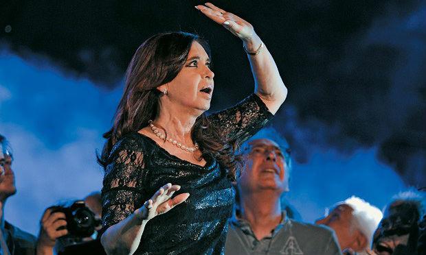 Kirchner se despede do governo com polêmica e grande comício