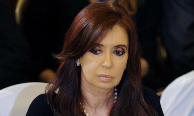Kirchner se despede do governo com grande ato na Argentina