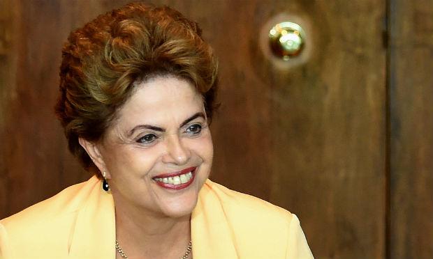 Por sua parte, Dilma assinalou no Twitter que o "presidente @BarackObama me telefonou para felicitar a atuação do Brasil na #COP21". / Foto: AFP