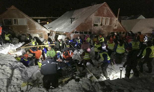 Um avalanche soterrou 10 casas e deixou várias pessoas desaparecidas, no Ártico norueguês / Foto: AFP