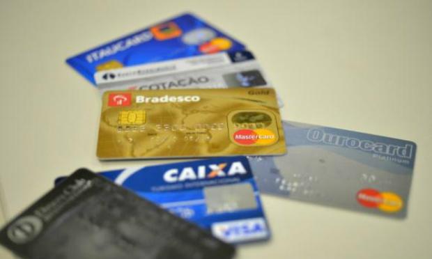 O rotativo é o crédito tomado pelo consumidor quando paga menos que o valor integral da fatura do cartão / Foto: Agência Brasil