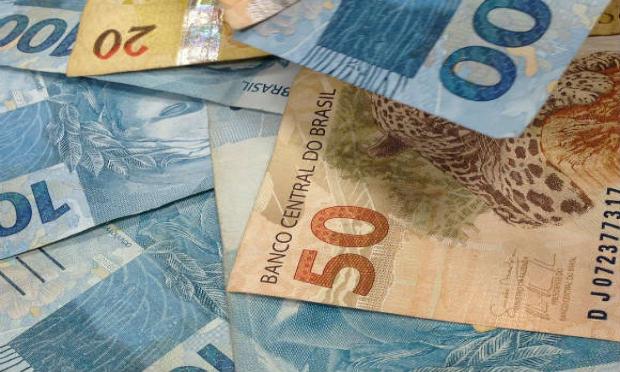 A antecipação do salário de dezembro para esta segunda irá injetar R$ 153 milhões na economia do Recife / Foto: Mayra Cavalcanti/NE10