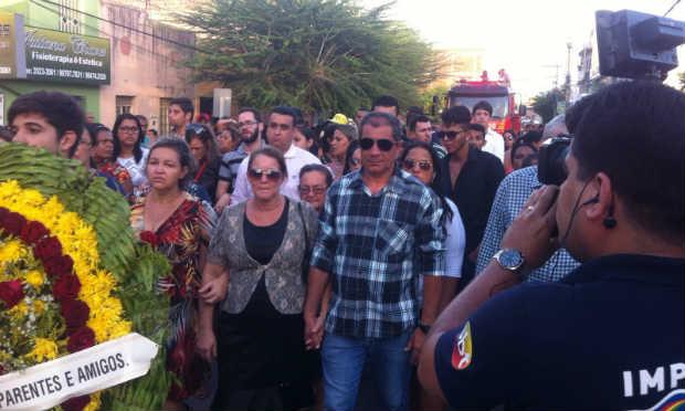 Familiares e fãs do cantor Pierre Santos acompanharam o cortejo do corpo em Vitória de Santo de Antão / Foto: Sílvia de Oliveira/TV Jornal
