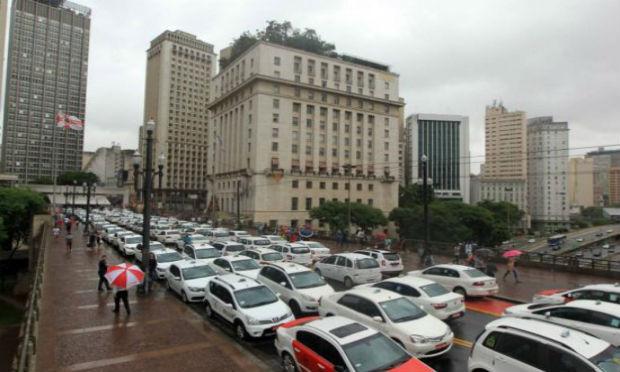 Prefeitura de São Paulo anunciou o lançamento de uma consulta pública para avaliar o modelo de transporte individual para a cidade / Foto: Twitter @Estadao