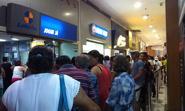 NE10 cronometrou 50 minutos numa fila para quem foi fazer uma fezinha na lotérica do Tacaruna / Foto: Marília Banholzer/NE10