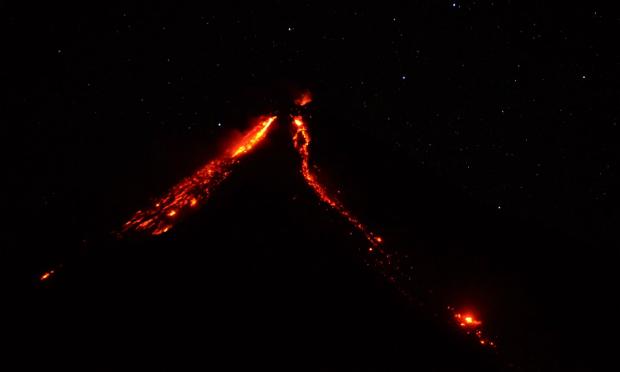 Vulcão Fuego intensifica as atividades. Assista a vídeo
