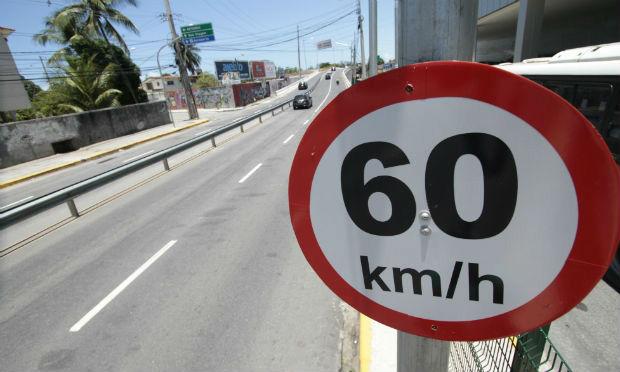 Dirigir acima da velocidade foi a infração mais cometida pelos pernambucanos em 2015