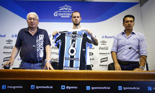 Fred assina contrato com o Grêmio e promete 'mostrar valor'
