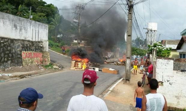 Em Nova Descoberta, moradores queimaram objetos na Rua Vasco da Gama / Foto: Rosilene Santos/Cortesia