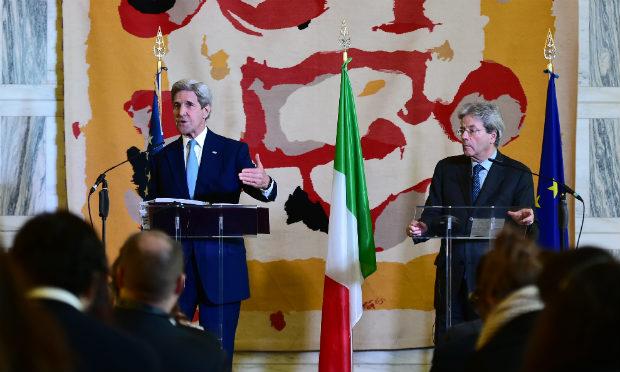O encontro em Roma do chamado "Small group", formado pelos países envolvidos na linha de frente contra o extremismo do EI, foi presidido pelo secretário de Estado americano, John Kerry, e o ministro das Relações Exteriores italiano, Paolo Gentiloni. / Foto: Alberto Pizzoli / AFP