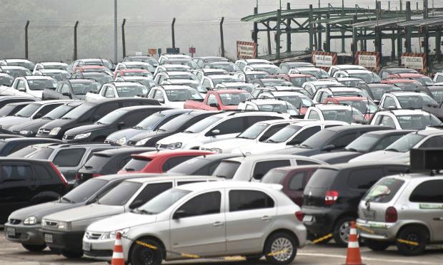 Produção de veículos cai 25,9% em 2015 na comparação com 2014, revela IBGE