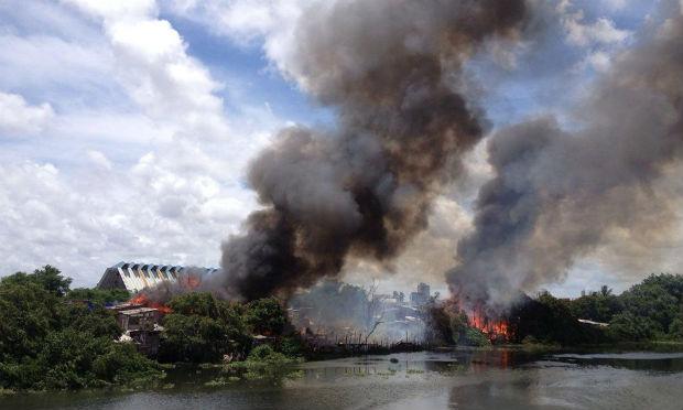 Incêndio ainda está sendo combatido pelo Corpo de Bombeiros. / Foto: Alexandre Gondim/JC Imagem