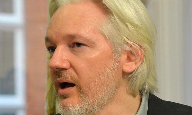 Assange está desde junho de 2012 na embaixada equatoriana, quando pediu asilo a Quito para evitar ser extraditado à Suécia.  / Foto: John Stillwell / Pool / AFP